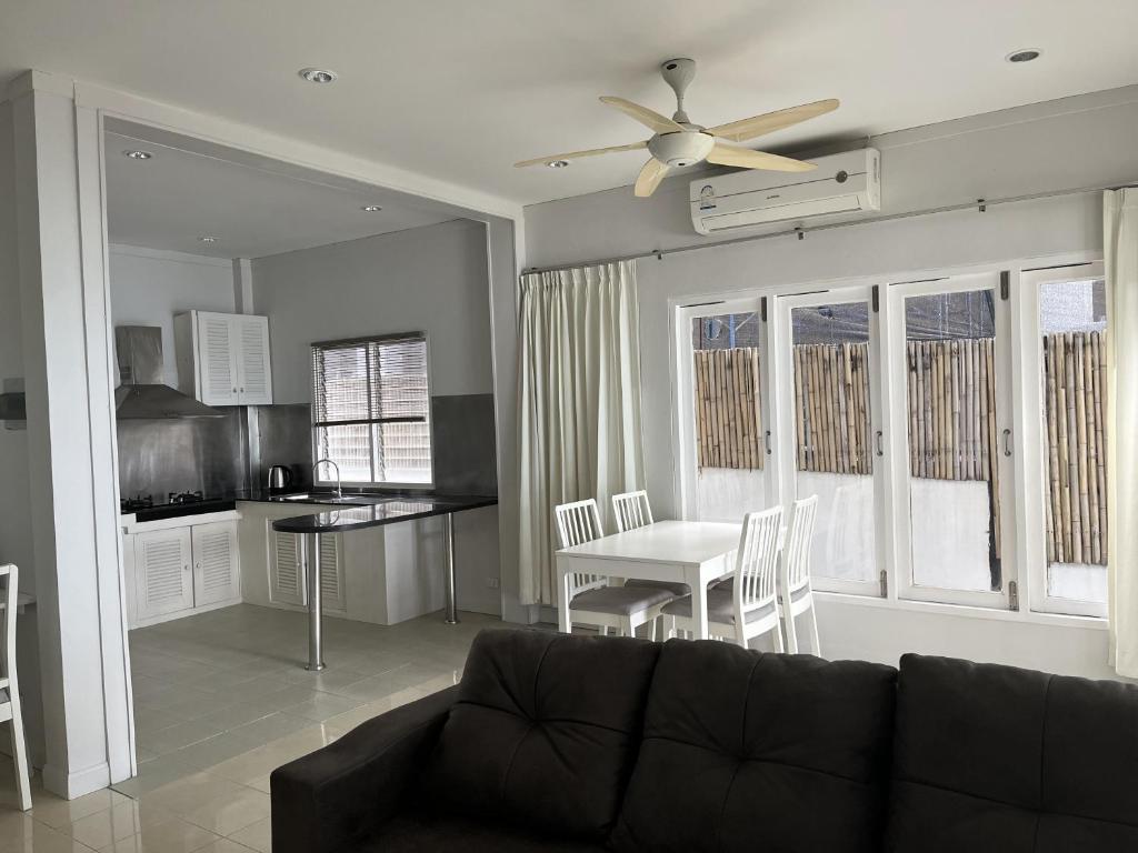 Posezení v ubytování Bann Kanchana Beachfront Villas
