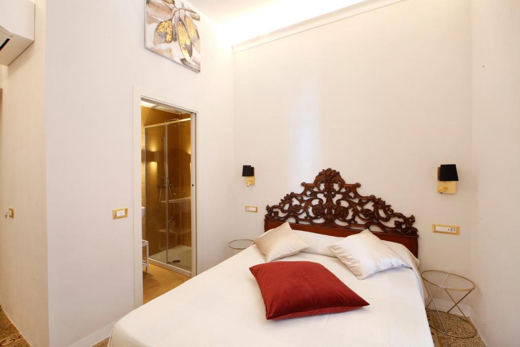 Postel nebo postele na pokoji v ubytování BREATHE LIGURIA - LUCY 1 bedroom and 1 apartment in a newly renovated nineteenth-century building in the historic center near the sea