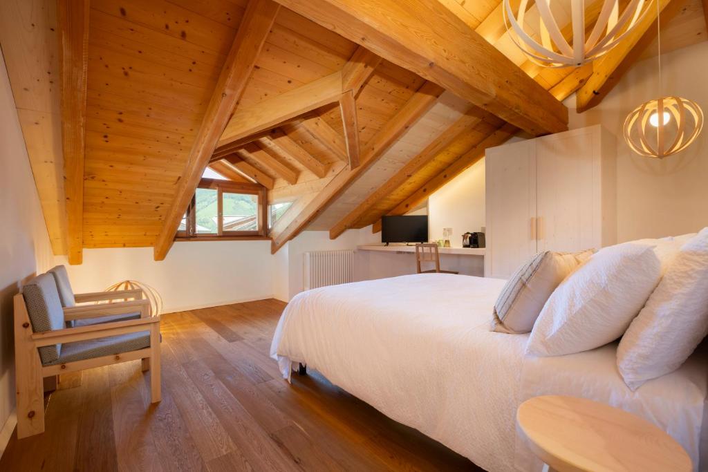 a bedroom with a bed and a chair in a room at B&B Le Molinare Home Relax in Varda