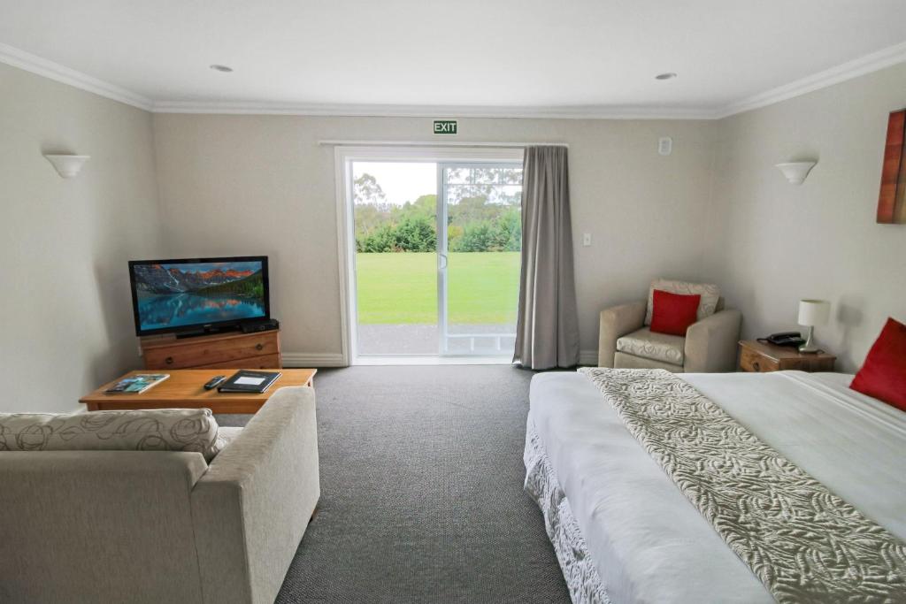 TV a/nebo společenská místnost v ubytování Kerikeri Park Lodge