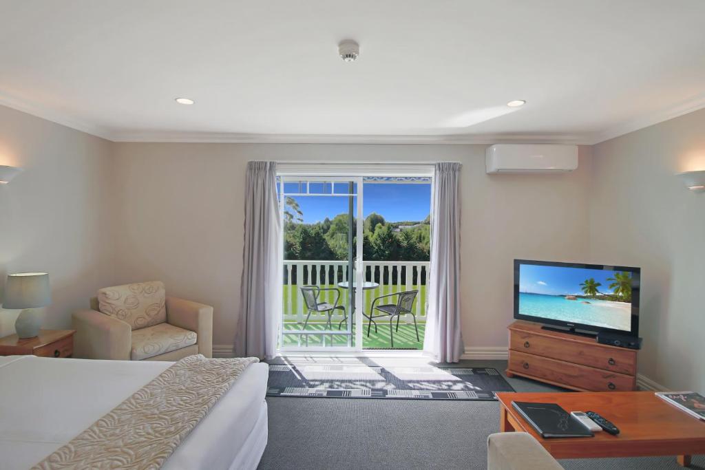 TV a/nebo společenská místnost v ubytování Kerikeri Park Lodge