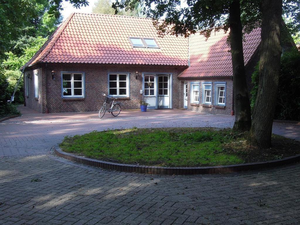 een huis met een fiets voor het huis bij "Tuschenahner Huus" in Bad Zwischenahn