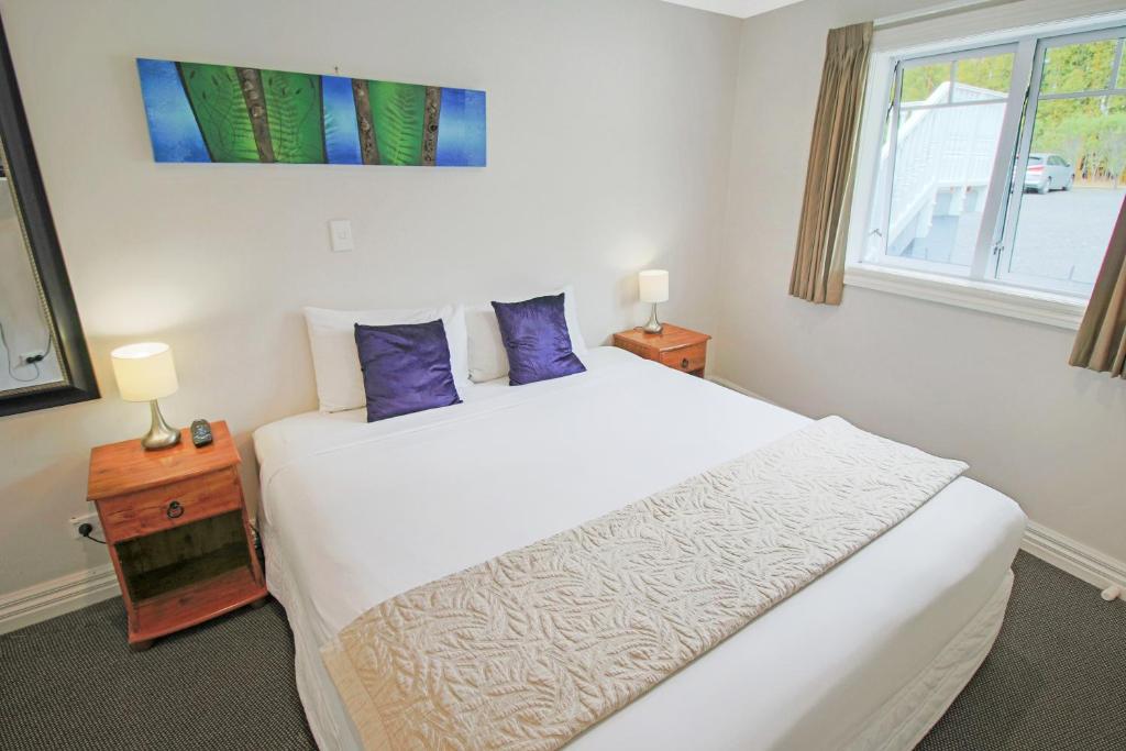Postel nebo postele na pokoji v ubytování Kerikeri Park Lodge