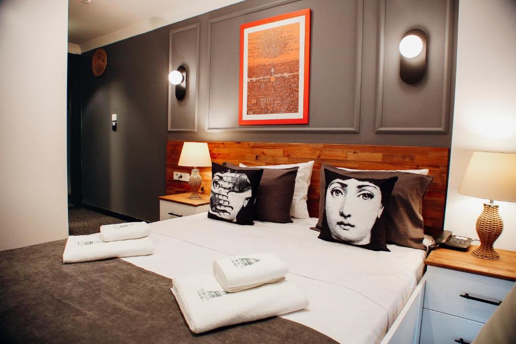 Postel nebo postele na pokoji v ubytování Istiklal Street Taksim House Yamalya Hotel