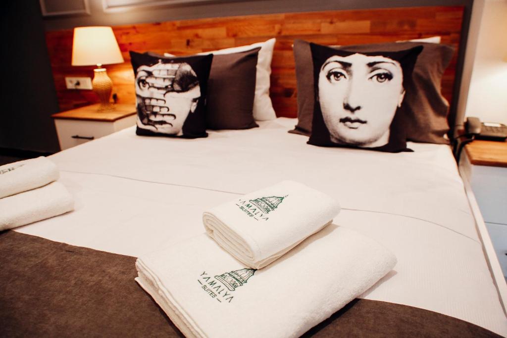 Postel nebo postele na pokoji v ubytování Istiklal Street Taksim House Yamalya Hotel