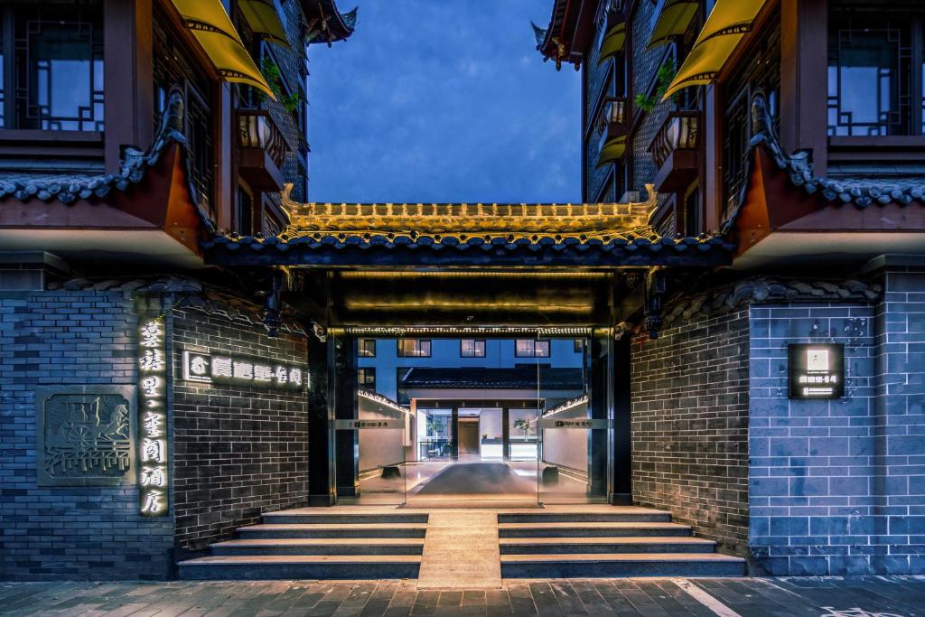 een toegang tot een gebouw met een trap bij Gongxili - Xige Hotel in Chengdu