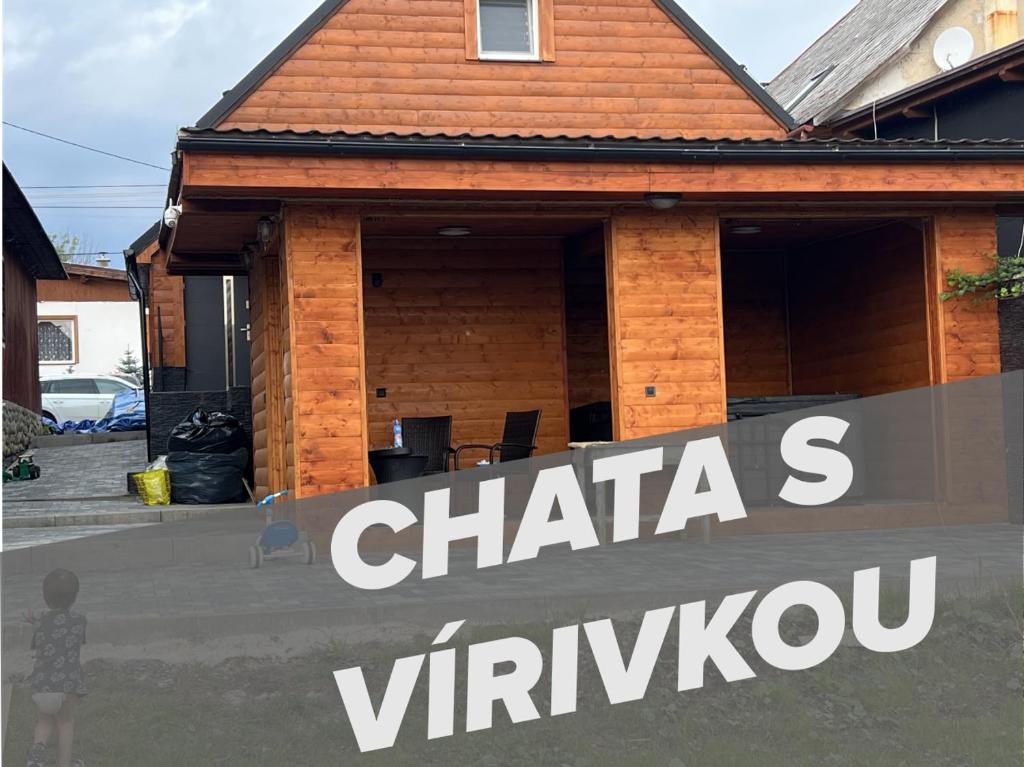 Una casa con un cartel que lee la ventana de las chicas en Chata s vírivkou, en Liptovská Kokava
