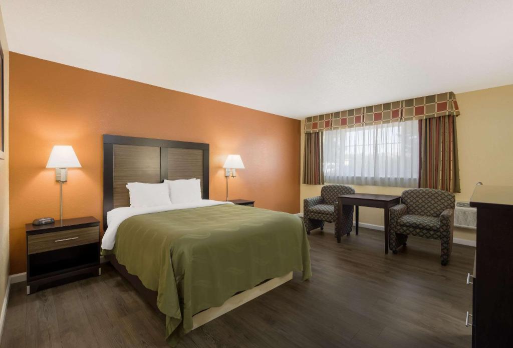 Postel nebo postele na pokoji v ubytování Quality Inn & Suites Medford Airport