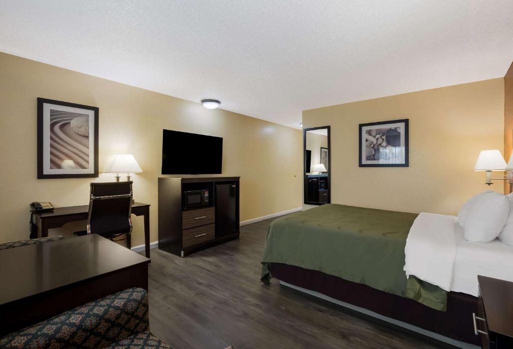 Postel nebo postele na pokoji v ubytování Quality Inn & Suites Medford Airport
