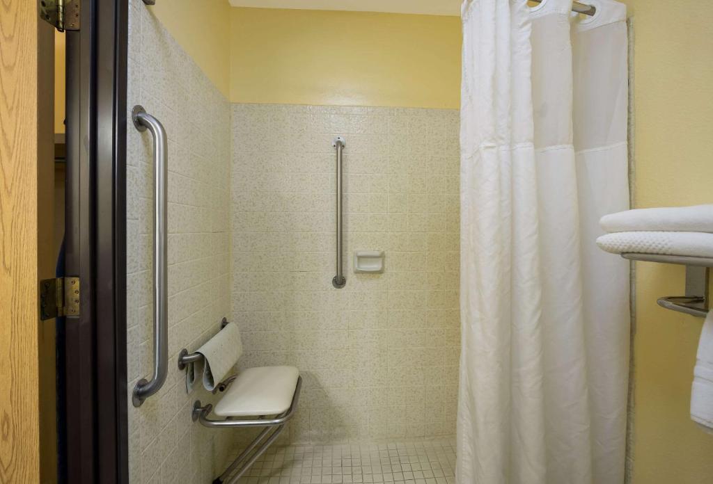 Koupelna v ubytování Quality Inn & Suites Medford Airport