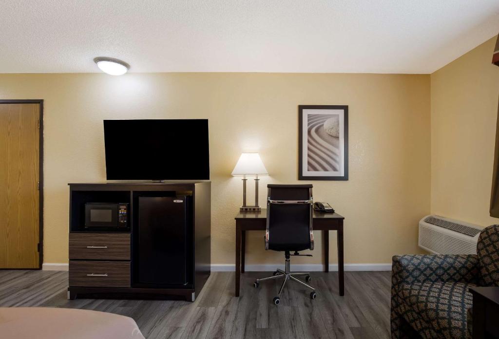 TV a/nebo společenská místnost v ubytování Quality Inn & Suites Medford Airport