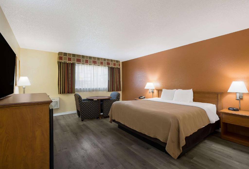 Postel nebo postele na pokoji v ubytování Quality Inn & Suites Medford Airport