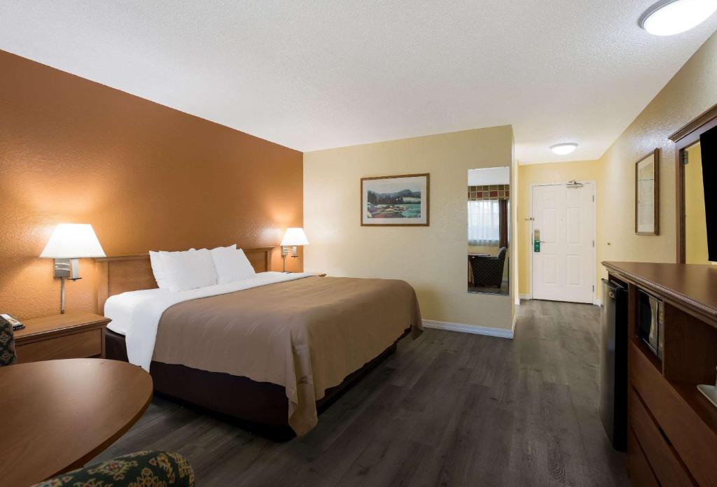 Postel nebo postele na pokoji v ubytování Quality Inn & Suites Medford Airport