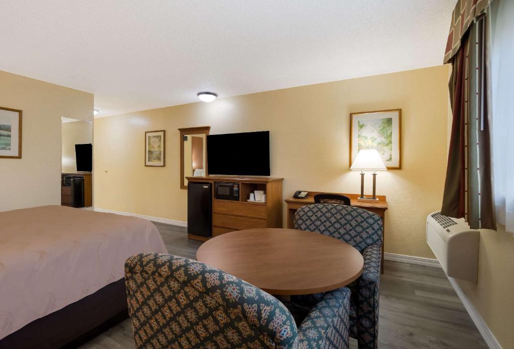 TV a/nebo společenská místnost v ubytování Quality Inn & Suites Medford Airport