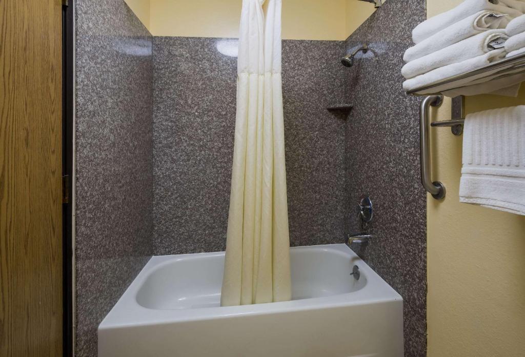 Koupelna v ubytování Quality Inn & Suites Medford Airport