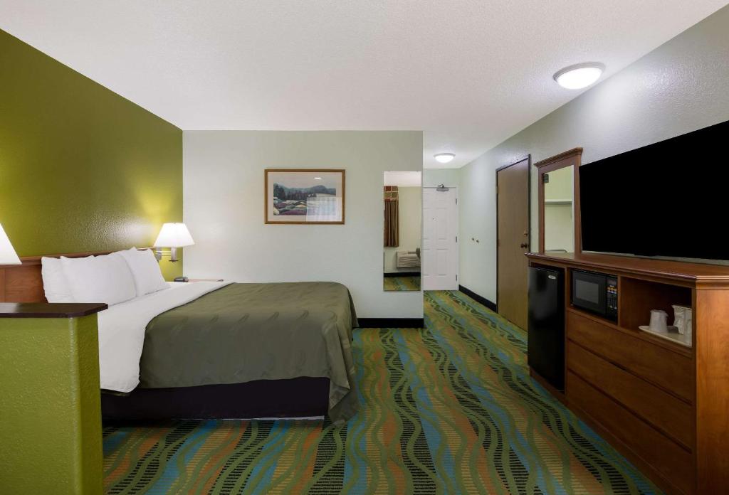 Postel nebo postele na pokoji v ubytování Quality Inn & Suites Medford Airport