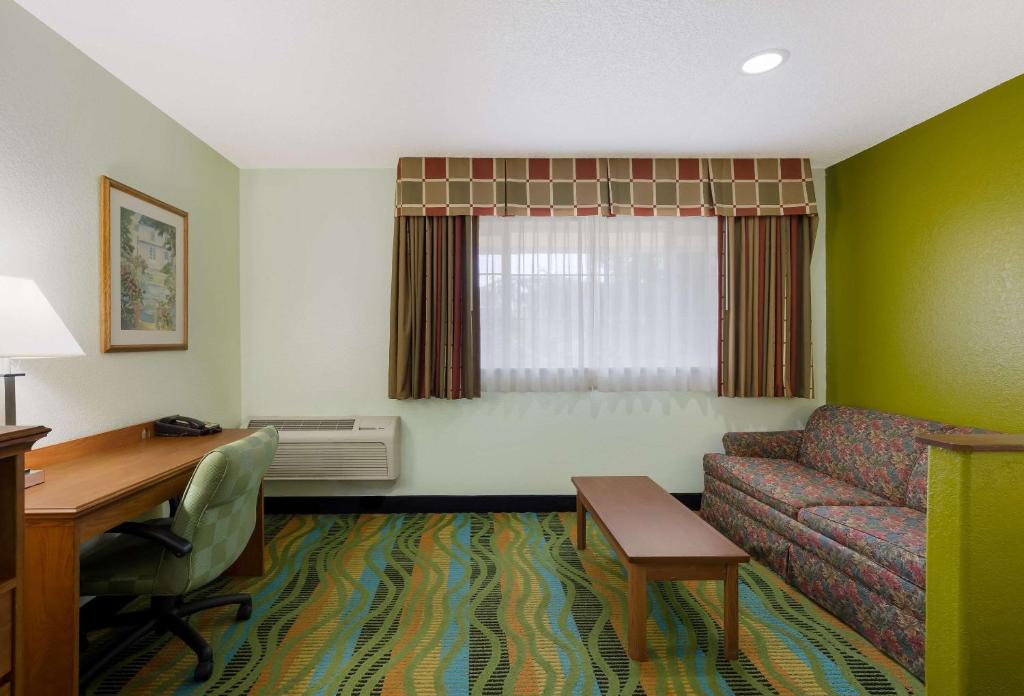Posezení v ubytování Quality Inn & Suites Medford Airport