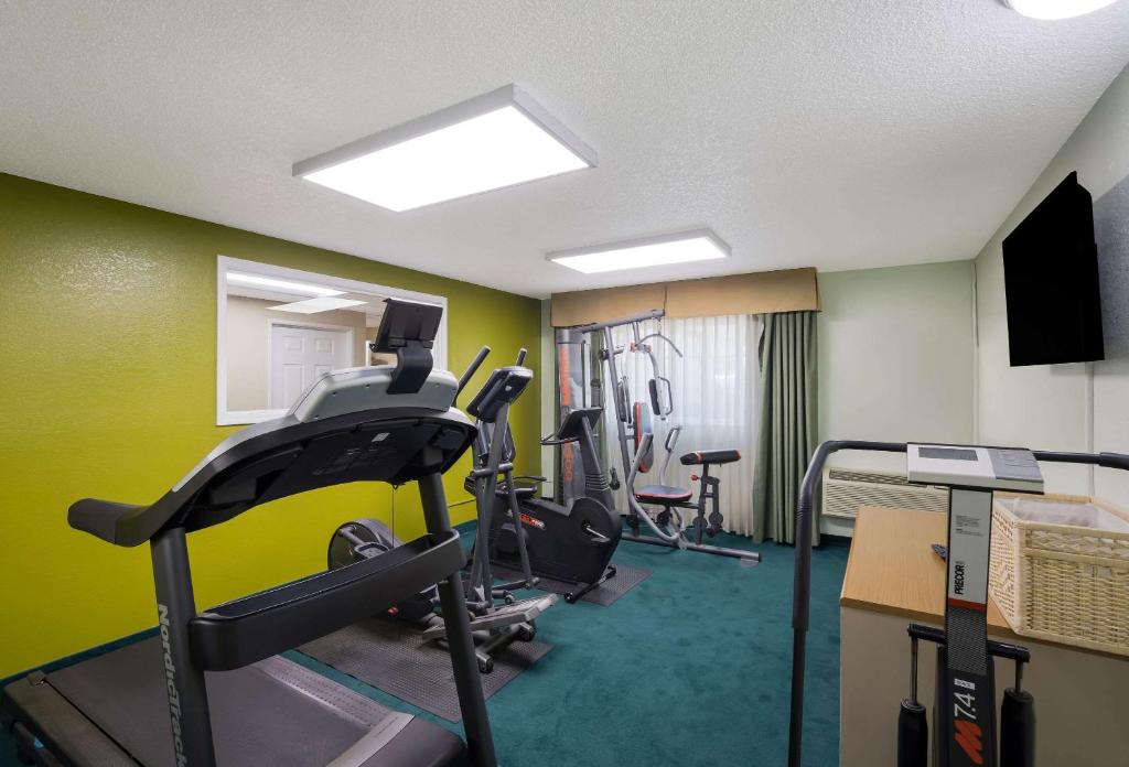 Fitness centrum a/nebo fitness zařízení v ubytování Quality Inn & Suites Medford Airport