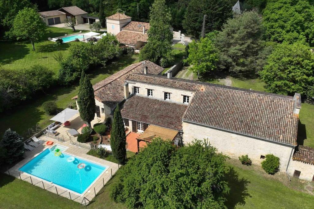 una vista aérea de una casa con piscina en TERRE DE VIGNES,Détente - Piscine - Grands Espaces, en Génissac