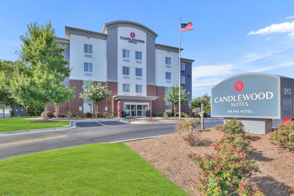 eine Darstellung eines Crannbrook Inn in der Unterkunft Candlewood Suites Atlanta West I-20, an IHG Hotel in Lithia Springs