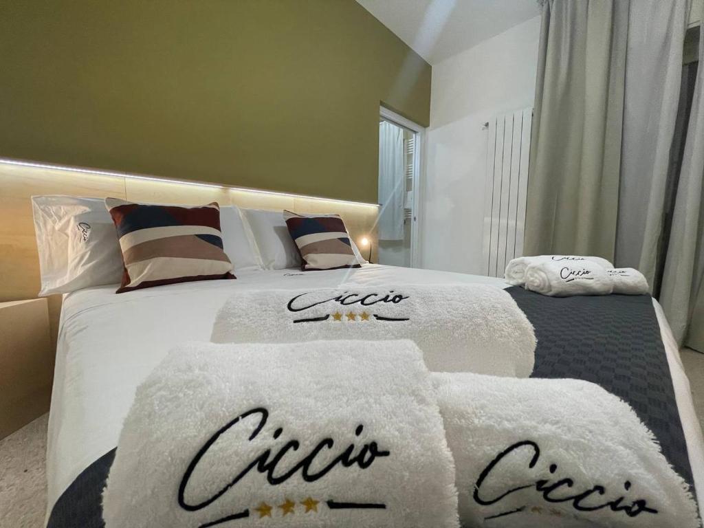 2 letti con asciugamani in una camera da letto di Ciccio Rooms and breakfast a Palermo