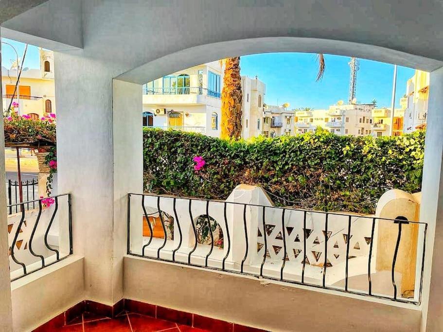 een balkon met uitzicht op de stad bij Duplex Casa uso esclusivo Wi-Fi e spiaggia vicino in Sharm El Sheikh
