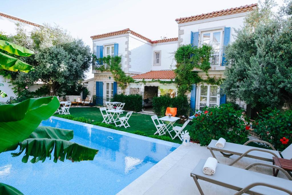 an image of a house with a swimming pool at AlaNarin Konak in Alacati