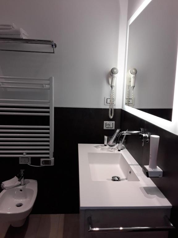 Koupelna v ubytování Hotel Danieli La Castellana lago di Garda