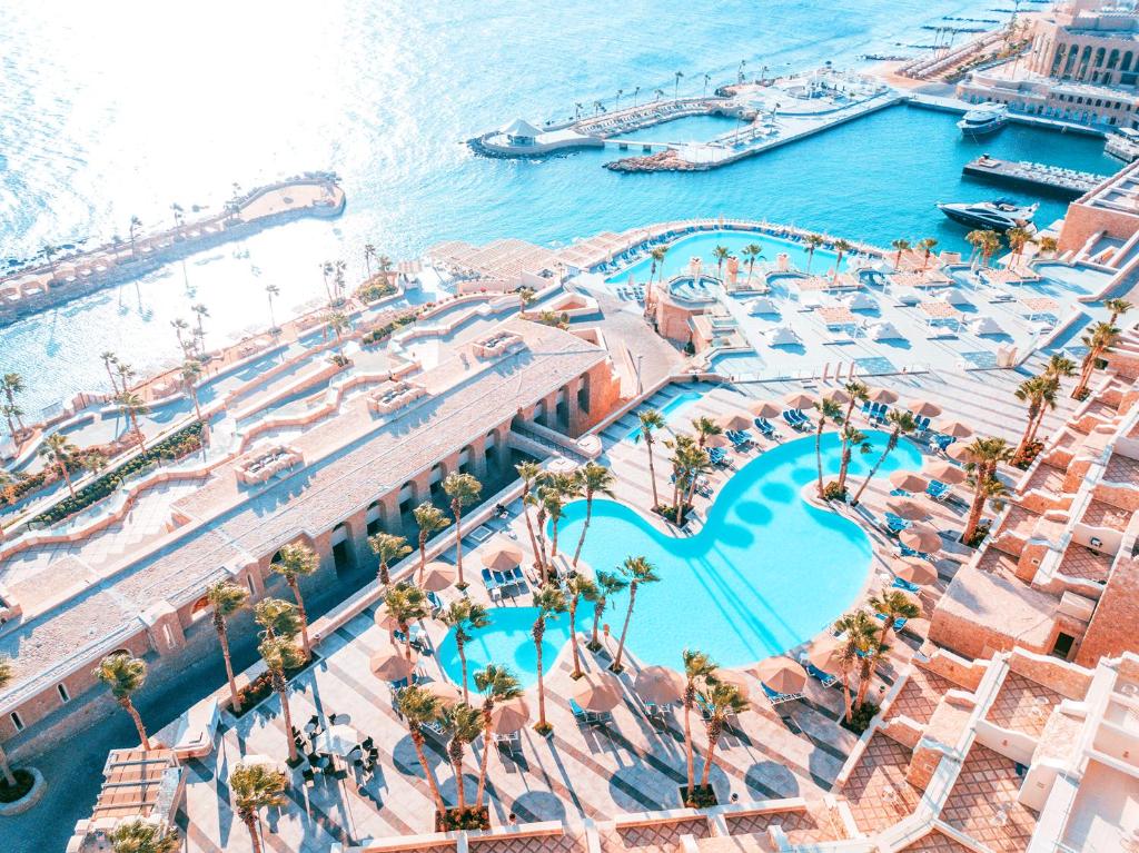 eine Luftansicht eines Resorts mit Pool in der Unterkunft Pickalbatros Citadel Resort Sahl Hasheesh in Hurghada