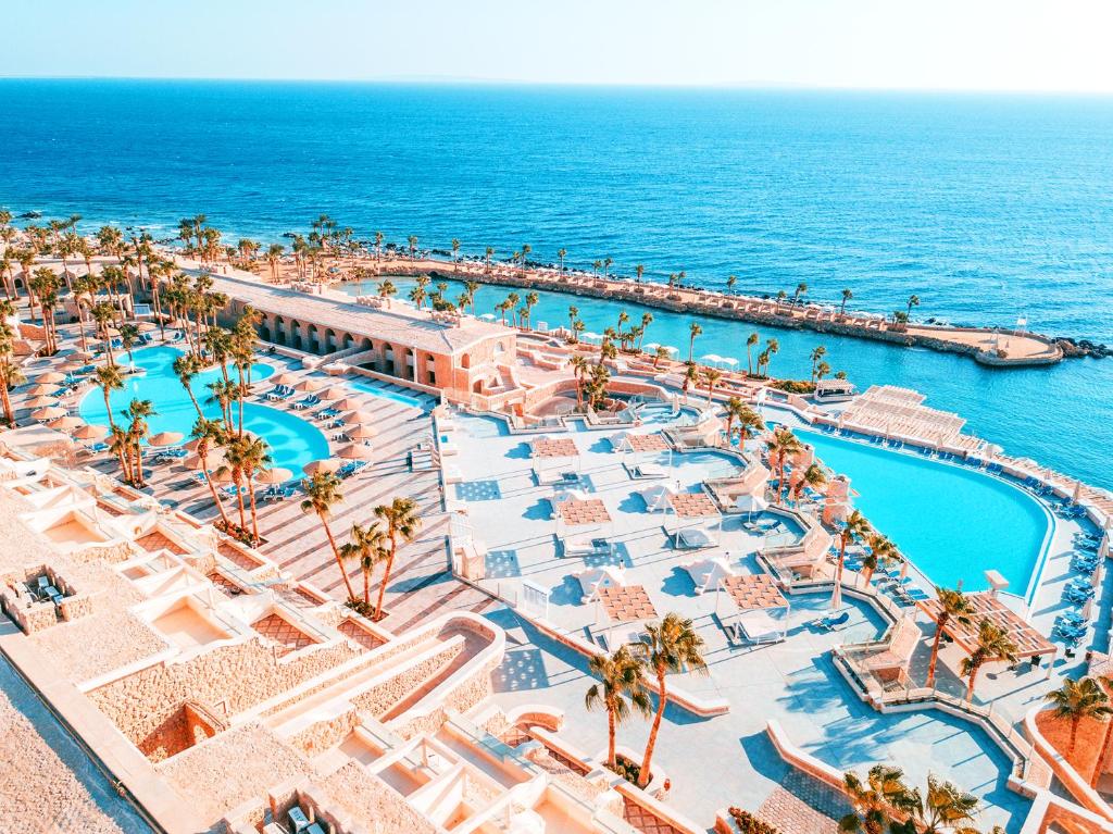 Bazén v ubytování Pickalbatros Citadel Resort Sahl Hasheesh nebo v jeho okolí