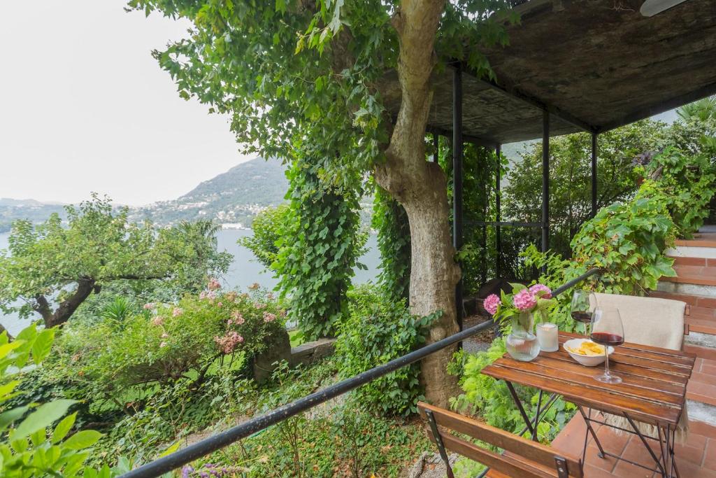 una mesa en un balcón con vistas al agua en Simons Apartment with Amazing View by Rent All Como, en Blevio