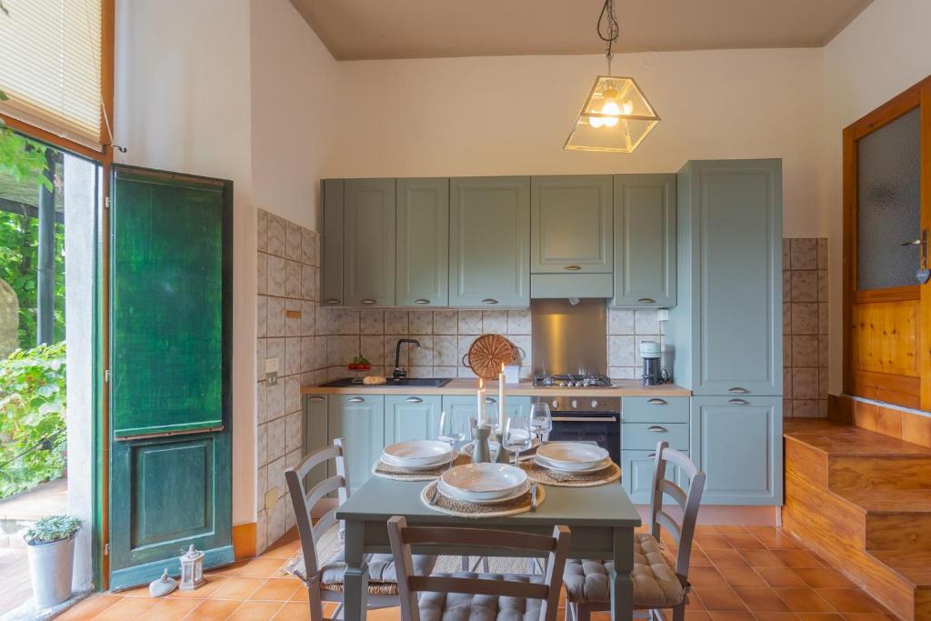 Kuchyň nebo kuchyňský kout v ubytování Simons Apartment with Amazing View by Rent All Como