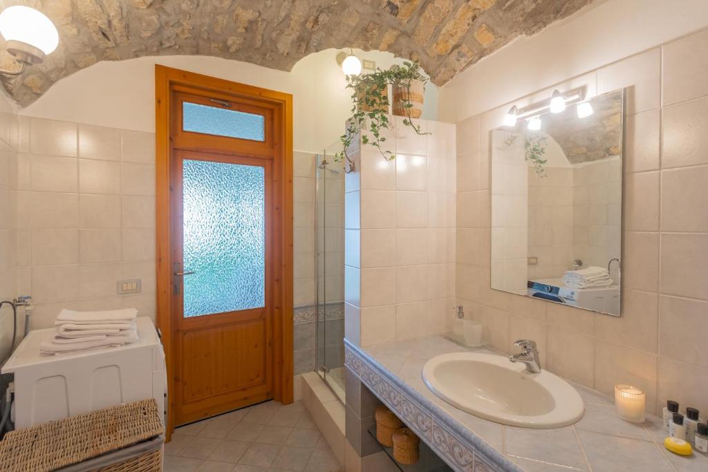 Koupelna v ubytování Simons Apartment with Amazing View by Rent All Como