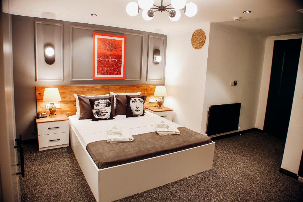 Postel nebo postele na pokoji v ubytování Istiklal Street Taksim House Yamalya Hotel