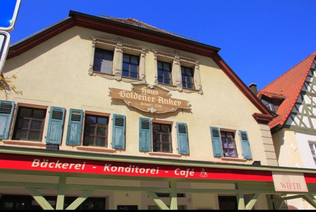 un edificio con un cartello sul lato di Goldener Anker Pottenstein Urlaub für die ganze Familie a Pottenstein