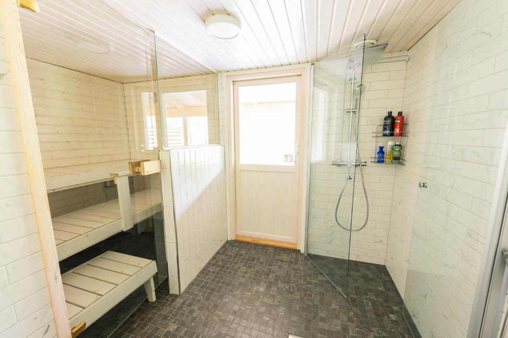 een badkamer met een douche en een inloopdouche bij Haistila in Ranua
