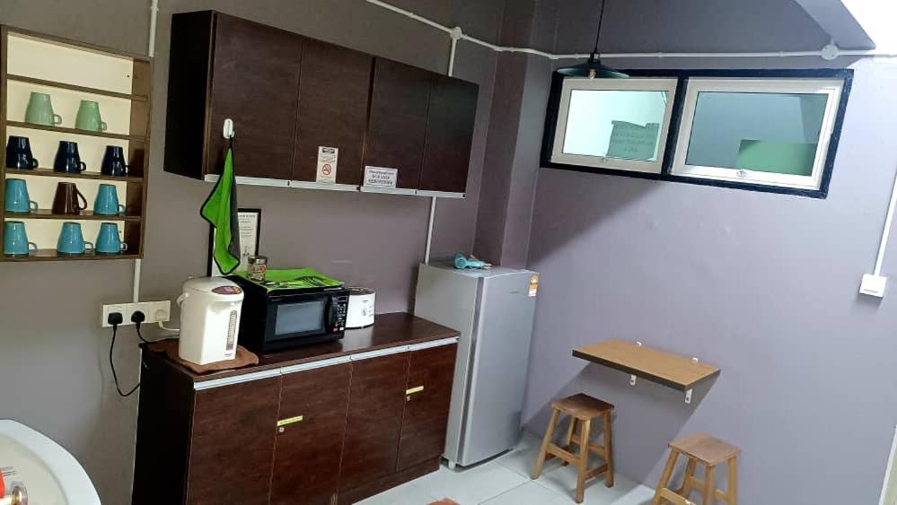 Kuchyň nebo kuchyňský kout v ubytování BRICKS Cameron Hostel
