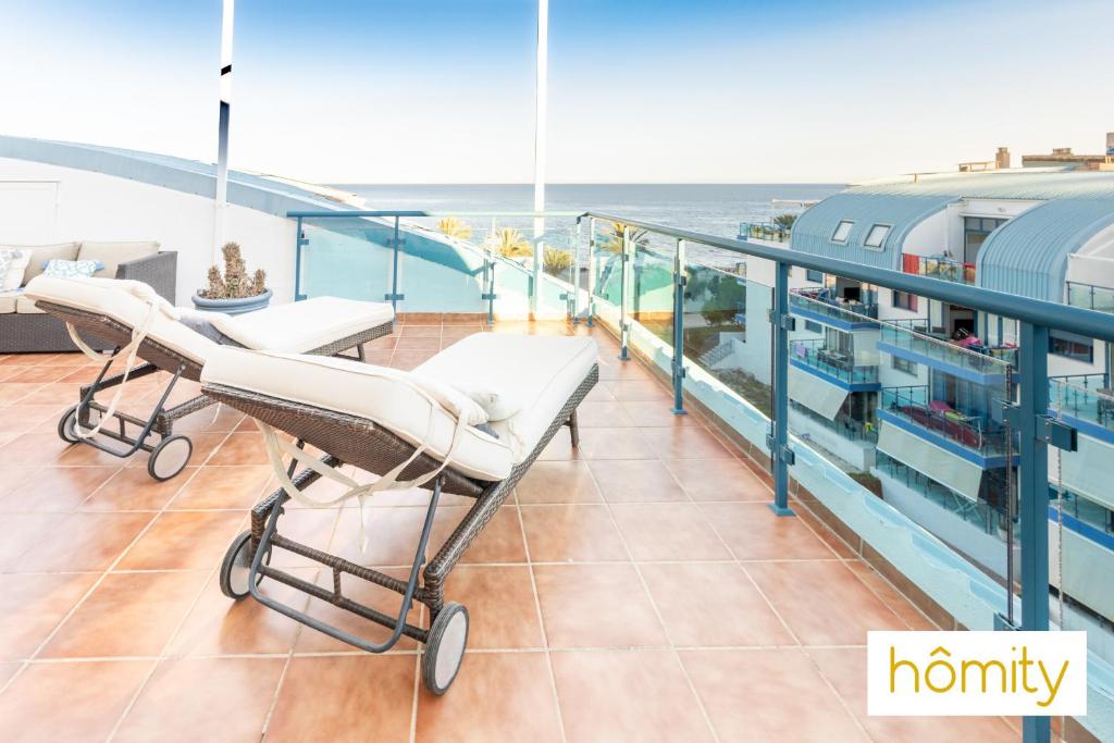 een balkon met 2 stoelen op een cruiseschip bij Exclusive Castell de Ferro - Castell Playa in Castell de Ferro