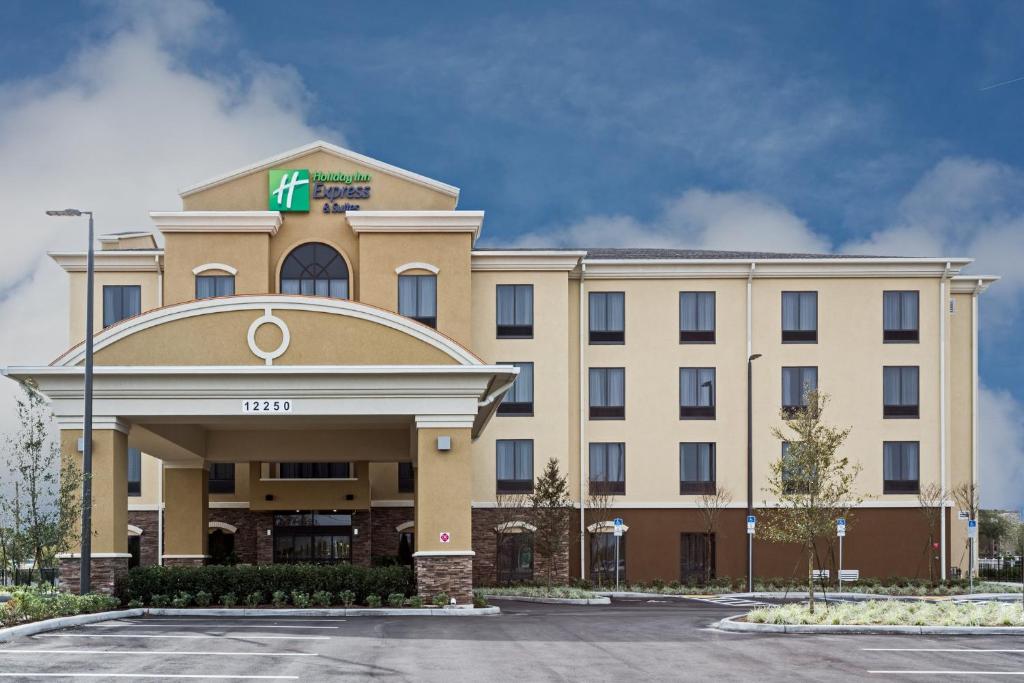 ein Hotelgebäude mit einem Hügel in der Unterkunft Holiday Inn Express Hotel & Suites Orlando East-UCF Area, an IHG Hotel in Orlando
