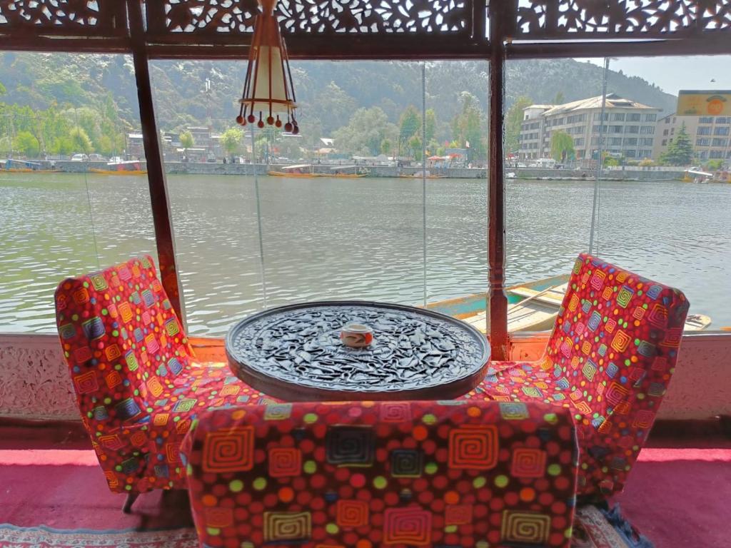 una mesa y sillas con vistas al agua en Island, en Srinagar