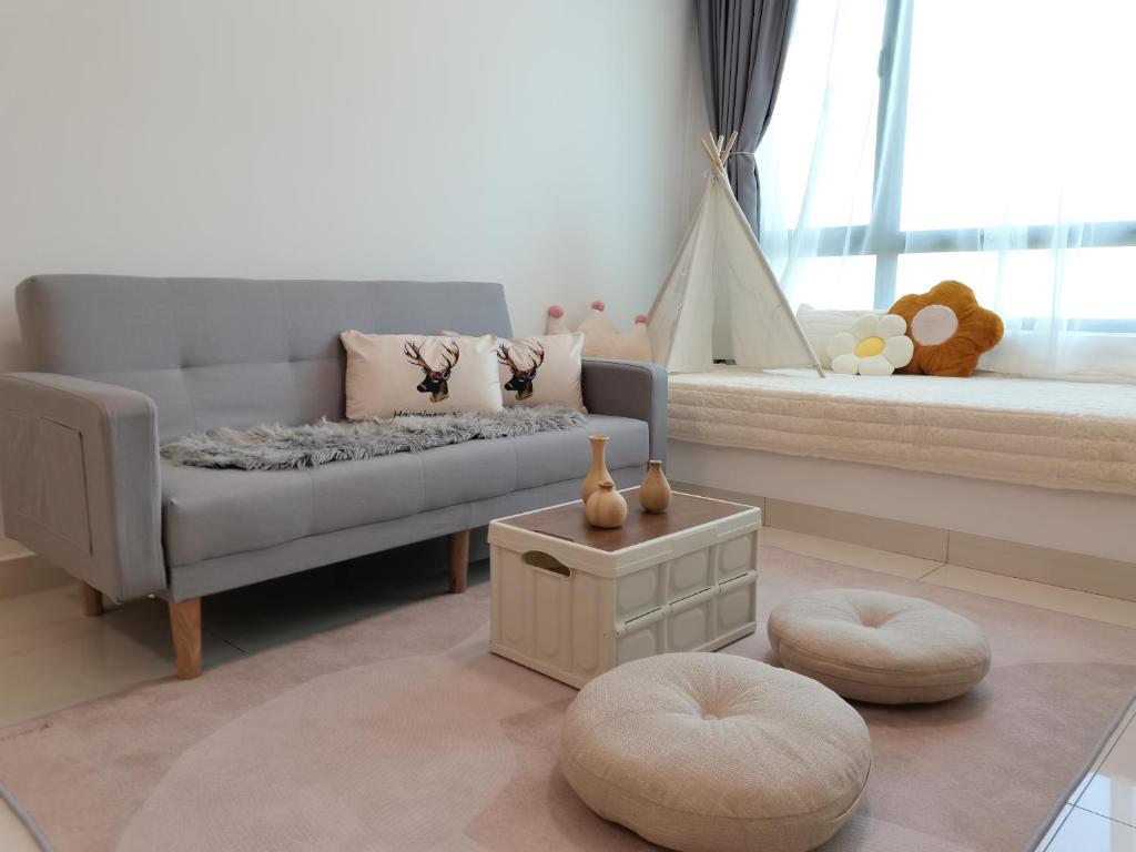 - un salon avec un canapé et une fenêtre dans l'établissement Greenfield Residence Bandar Sunway Petaling Jaya, à Petaling Jaya