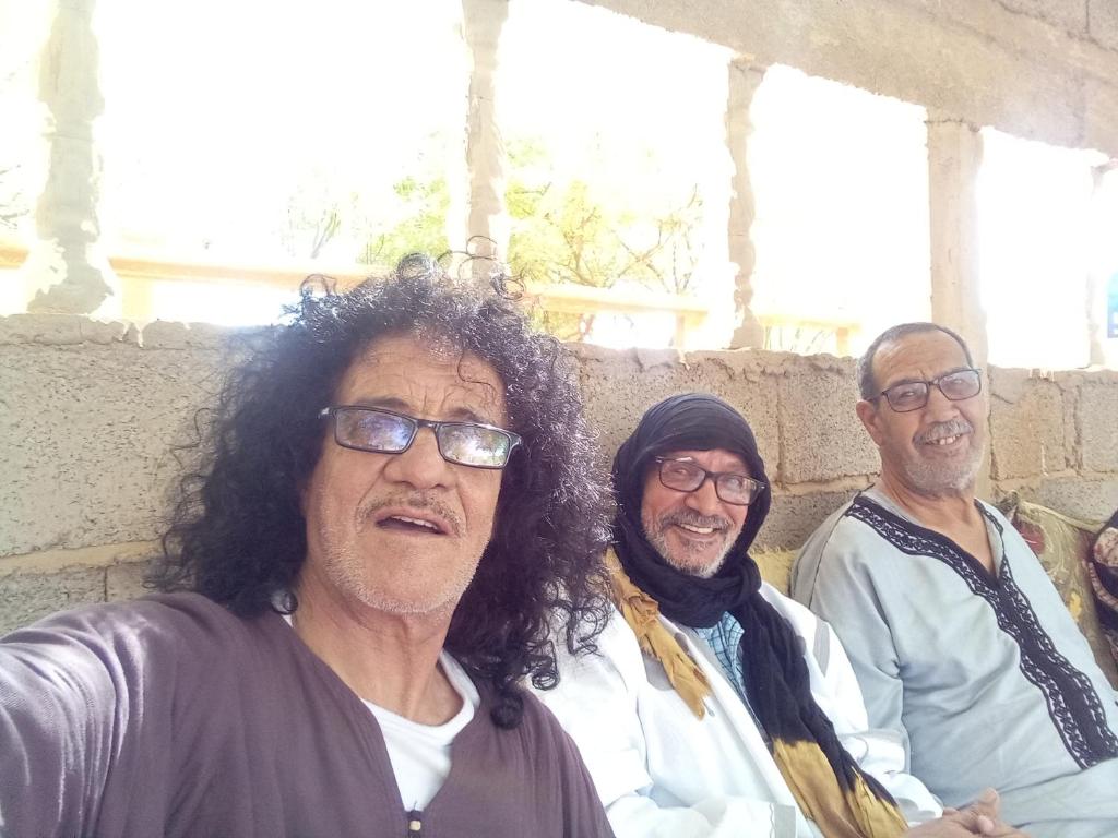 Un gruppo di tre uomini che posano per una foto di Agadir a Akka