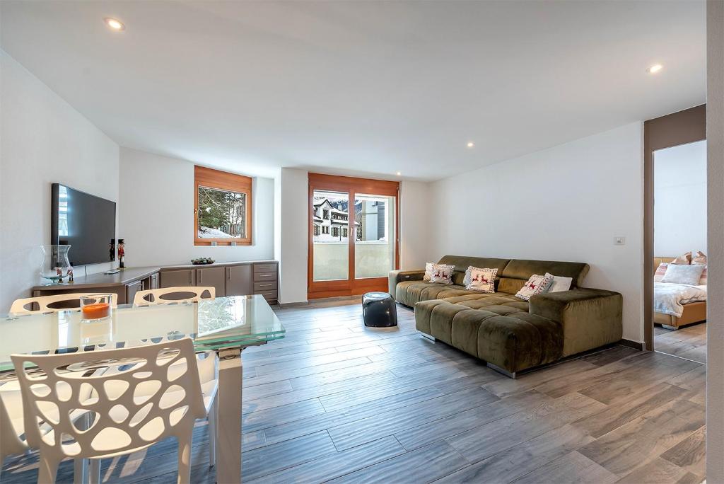 - un salon avec un canapé et une table dans l'établissement Esclusivo bilocale centralissimo, à Saint-Moritz