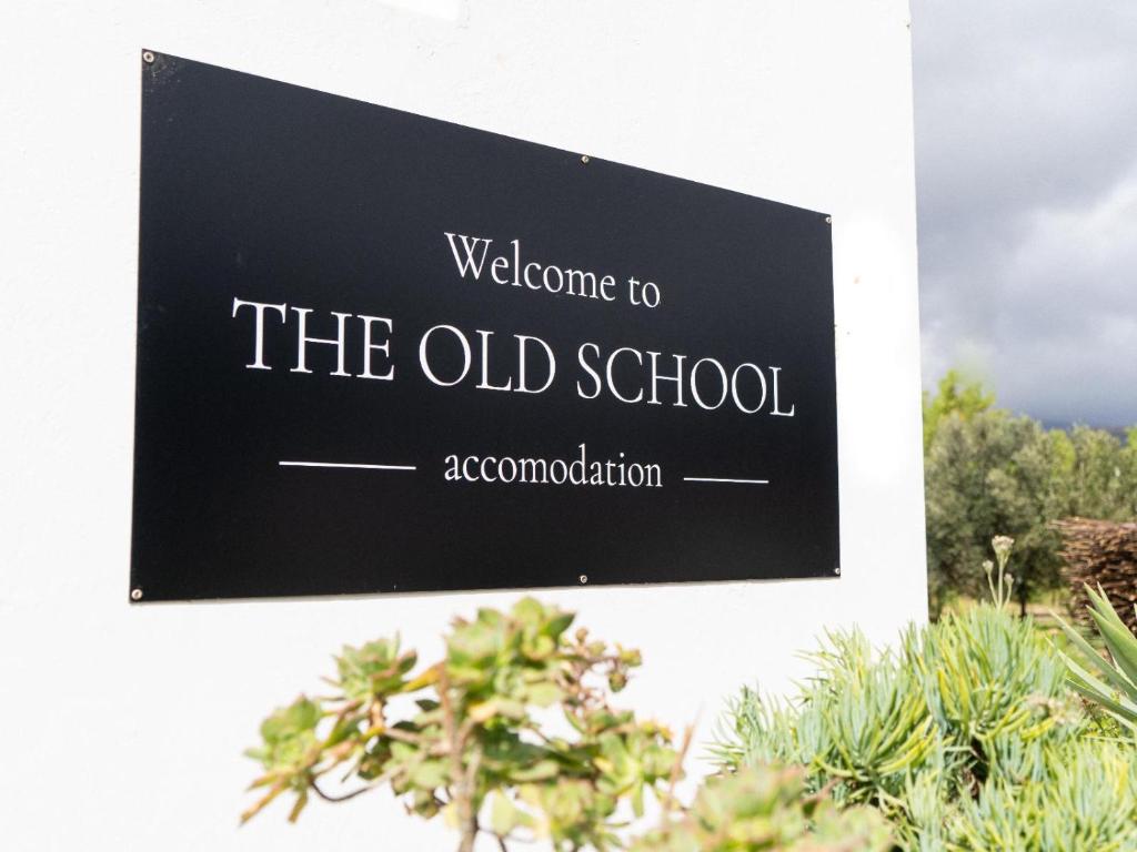 Znak, który czyta witamy w starej szkole w obiekcie The Old School w mieście McGregor