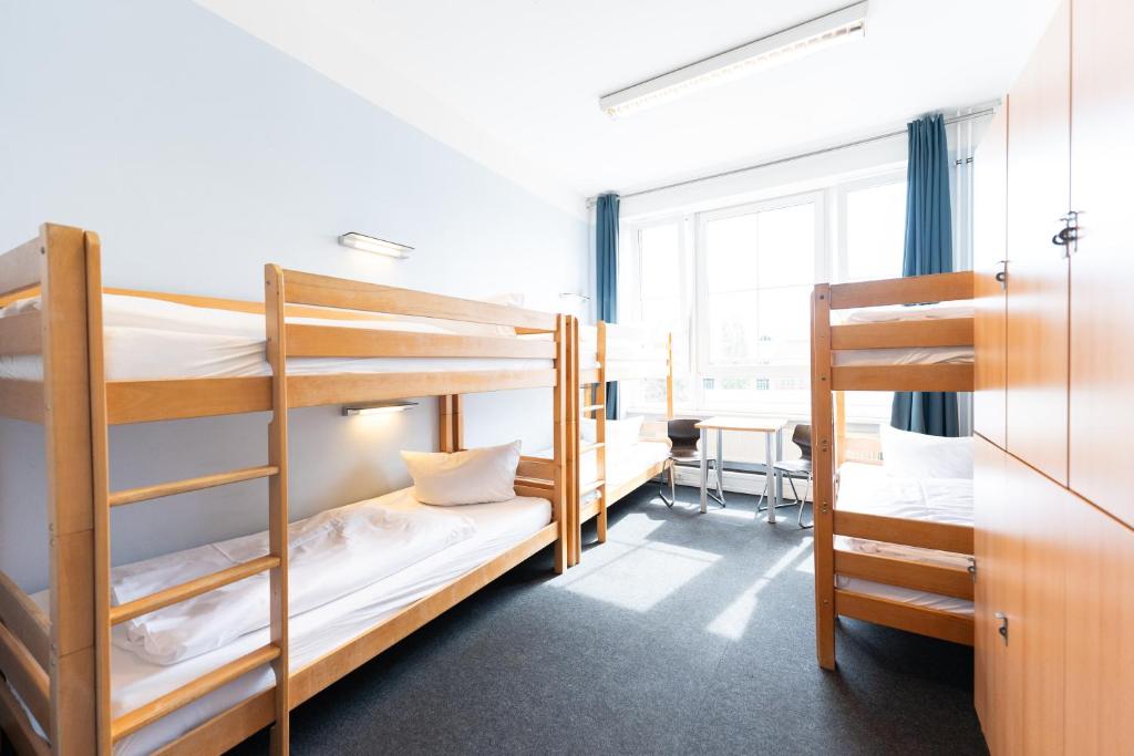 Postel nebo postele na pokoji v ubytování Industriepalast Berlin