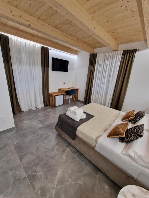 Postel nebo postele na pokoji v ubytování MARLA ROOMS