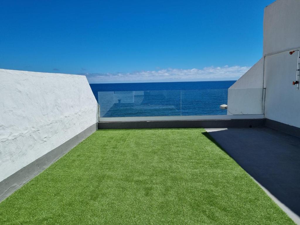 ein Blick auf das Meer vom Balkon eines Hauses in der Unterkunft LA CASA DEL MAR in Pozo Izquierdo