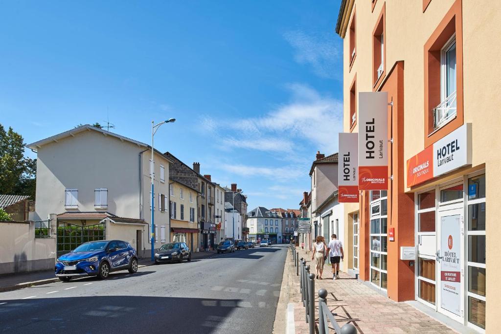 Une rue de la ville avec des gens qui marchent dans la rue dans l'établissement Originals Boutique, Hôtel Larivaut, Puy-Guillaume, à Puy-Guillaume
