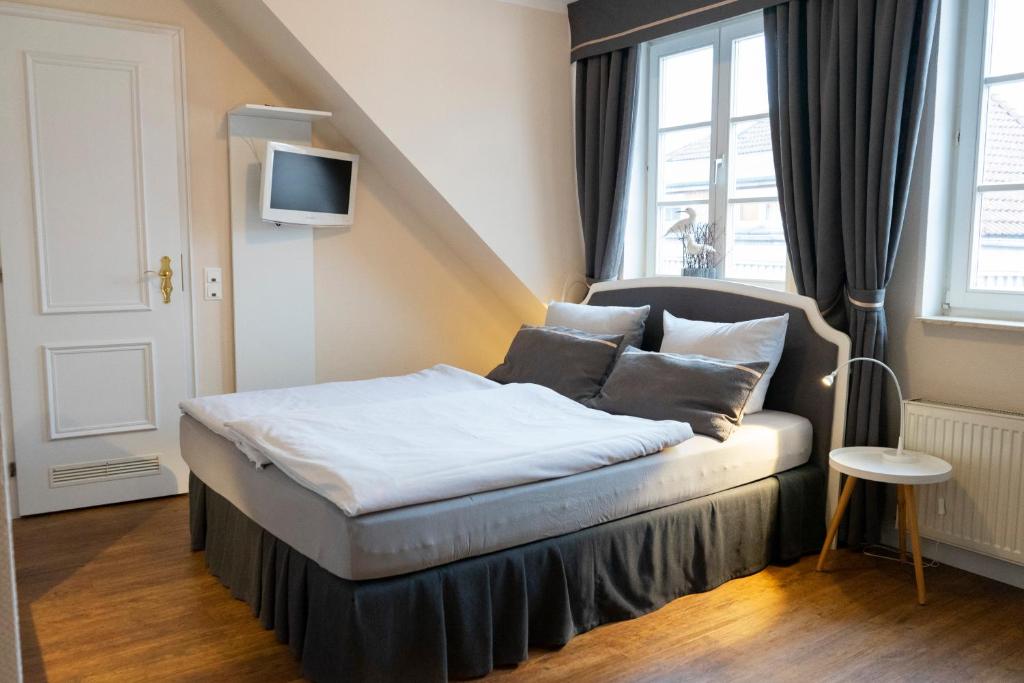 Postel nebo postele na pokoji v ubytování Rein Klassik Hotel