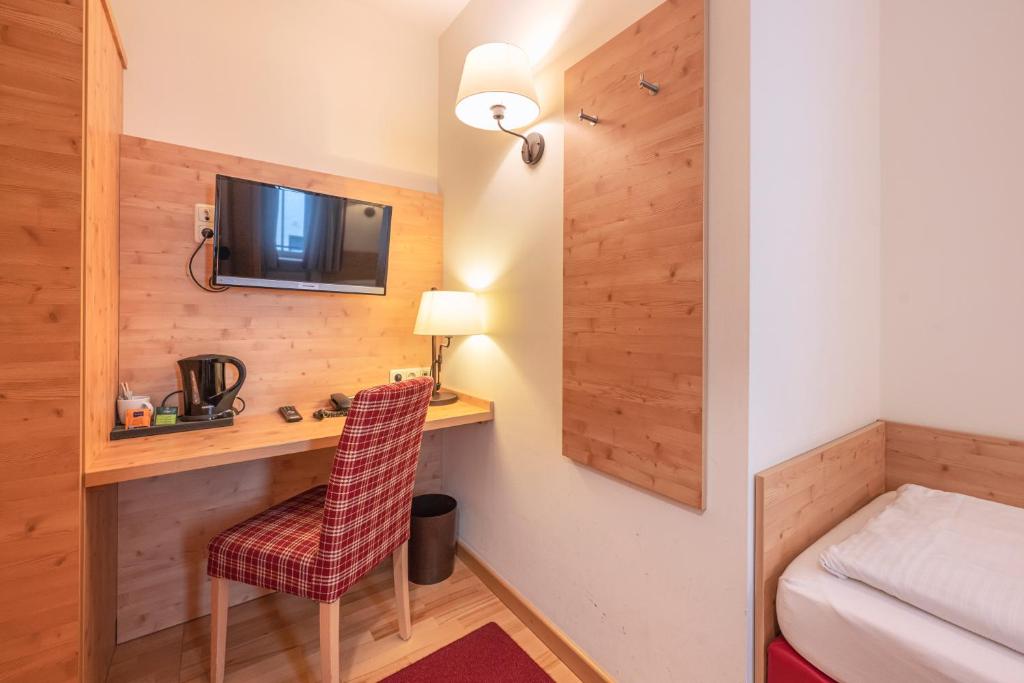 TV a/nebo společenská místnost v ubytování Hotel Eder